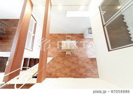 吹き抜け廊下から見下ろした一軒家の内観　※プロパティリリース取得済み 87058986