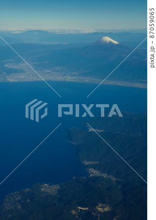 富士山 静岡 山梨 空からの景色 飛行機の機窓から 雪化粧をした富士山 富士山 静岡 山梨 空からの景色 飛行機の機窓から 雪化粧をした富士山 87059065