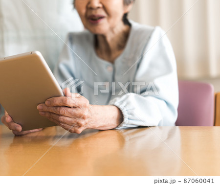 高齢者とタブレット 87060041