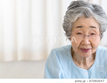 白髪の高齢者 87060047