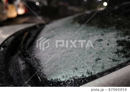 凍り付いたフロントガラス 87060959