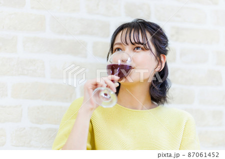 自宅でワインを飲む女性 87061452