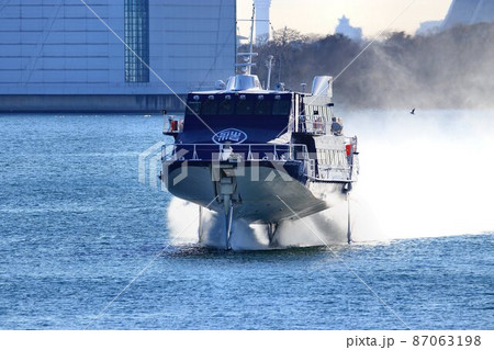伊豆諸島を結ぶトビウオ…東京港を行くジェットホイル 87063198