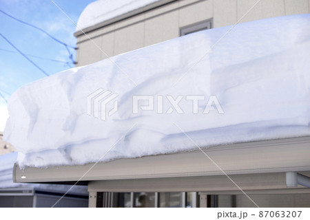 ガレージの上に積もった雪 ガレージの上に積もった雪 87063207