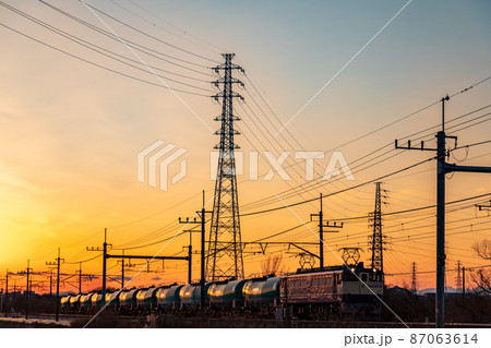 「埼玉県」夕日を浴びて疾走する武蔵野線・貨物列車 87063614