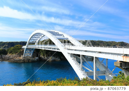 【和歌山県】晴天下の串本大橋（紀伊大島） 87063779