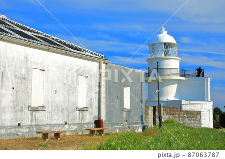 【和歌山県】晴天下の樫野埼灯台と水仙（紀伊大島） 87063787