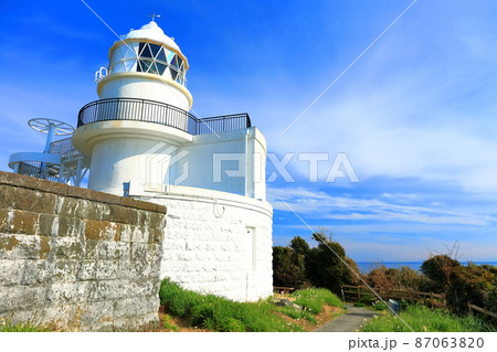 【和歌山県】晴天下の樫野埼灯台と水仙（紀伊大島） 87063820