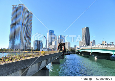 晴海橋梁／春海橋の向こうに晴海(東京都中央区)【2021.12】の写真素材