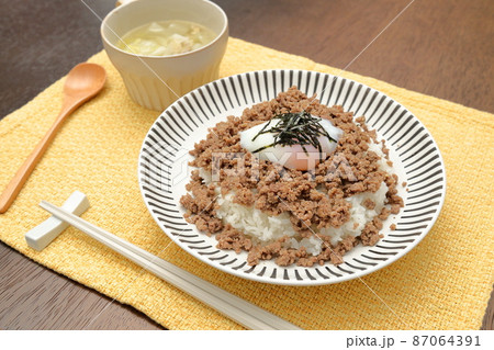 そぼろ丼と卵スープ そぼろ丼と卵スープ 87064391