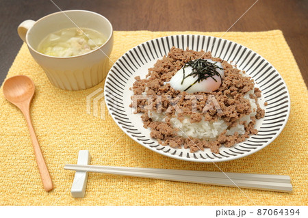 そぼろ丼と卵スープ そぼろ丼と卵スープ 87064394