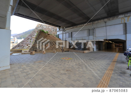 三原駅と一体化している三原城の石垣 87065083