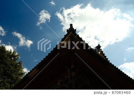 神社仏閣の屋根と冬の青空と雲 87065460