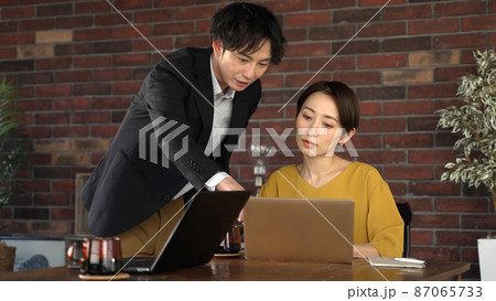 アンティークなオフィスで働く人々 アンティークなオフィスで働く人々 87065733