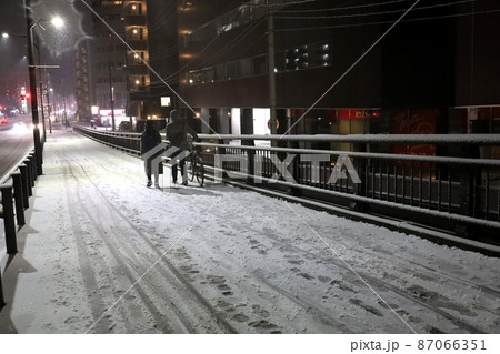 夜の雪が降る仙台駅周辺の景色 時点差yを押して歩く通行人 夜の雪が降る仙台駅周辺の景色 時点差yを押して歩く通行人 87066351