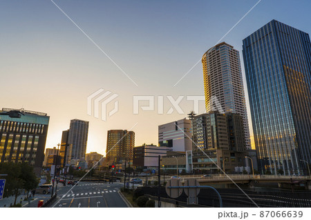 中之島 田蓑橋南詰付近から ほたるまち 堂島リバーフォーラム付近の夕景 中之島 田蓑橋南詰付近から ほたるまち 堂島リバーフォーラム付近の夕景 87066639