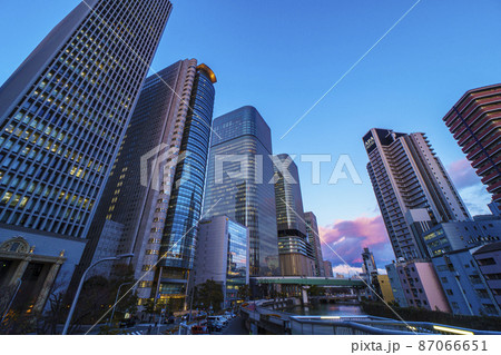 大阪都市風景 中之島3丁目南歩道橋から中之島のビル群の眺め 薄暮 大阪都市風景 中之島3丁目南歩道橋から中之島のビル群の眺め 薄暮 87066651