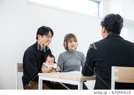 営業マンと話すファミリー 営業マンと話すファミリー 87066919