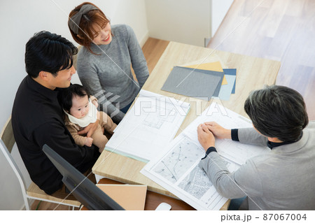 建築士と話すファミリー 87067004