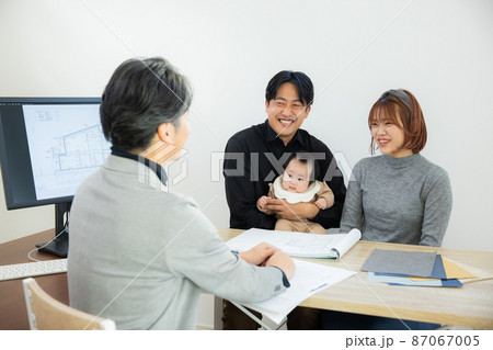 建築士と話すファミリー 87067005