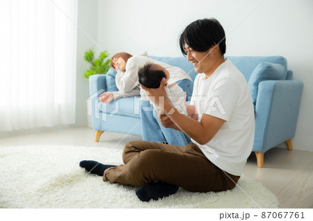 育児するパパと休むママ 育児するパパと休むママ 87067761