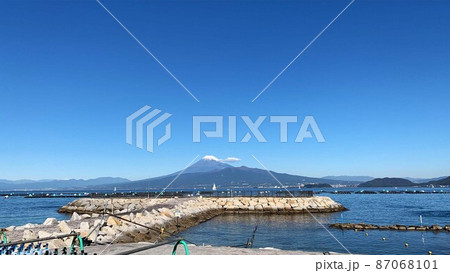 【海岸からの撮影】快晴の空、海の向こうに見える富士山 87068101