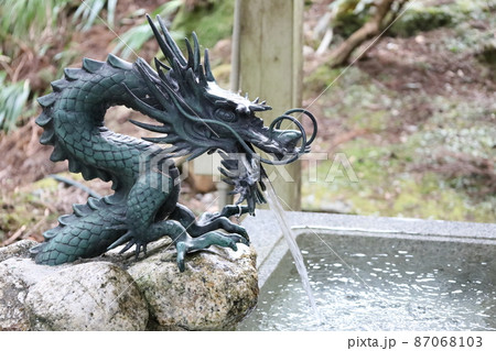 御岩神社の龍の手水舎 87068103