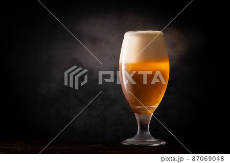 ビールを飲む 87069048