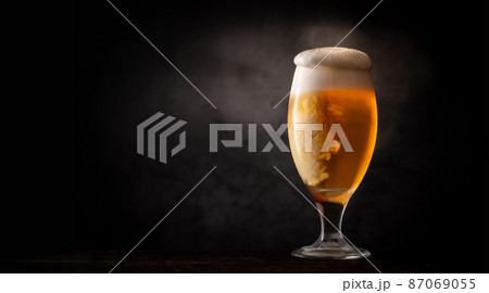 ビールを飲む ビールを飲む 87069055