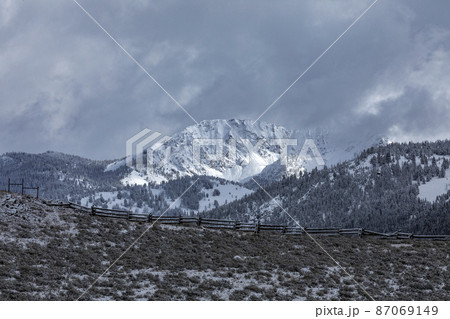 USA, Idaho, Stanley, Mountain landscape and pasture in winter 87069149