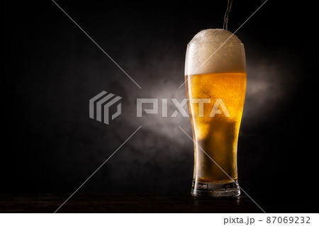 ビールを飲む ビールを飲む 87069232
