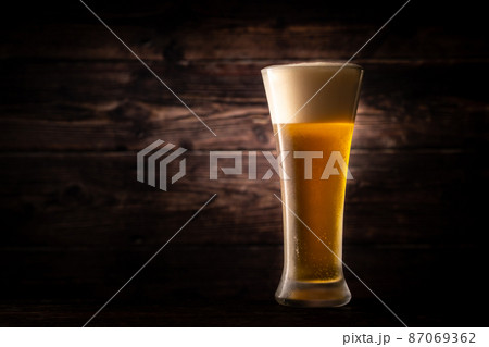 ビールを飲む ビールを飲む 87069362
