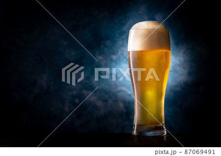ビールを飲む ビールを飲む 87069491