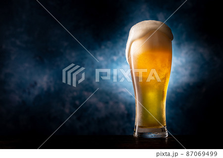 ビールを飲む ビールを飲む 87069499