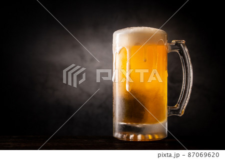 ビールを飲む 87069620