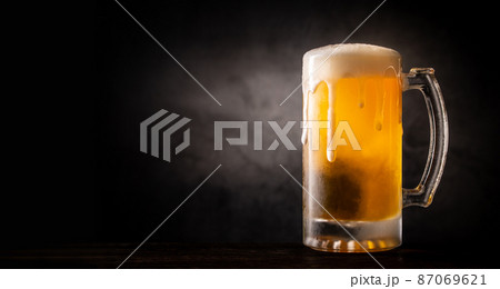 ビールを飲む 87069621