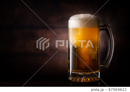 ビールを飲む 87069622