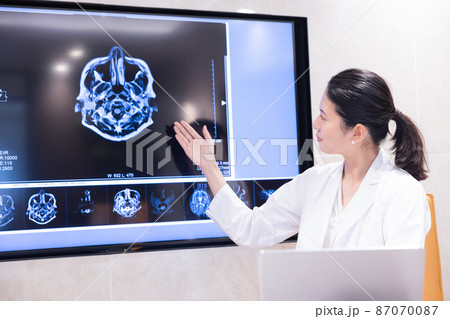 医療イメージ　女医のポートレート 撮影協力：WEEK芝大門（サンフロンティア不動産） 87070087