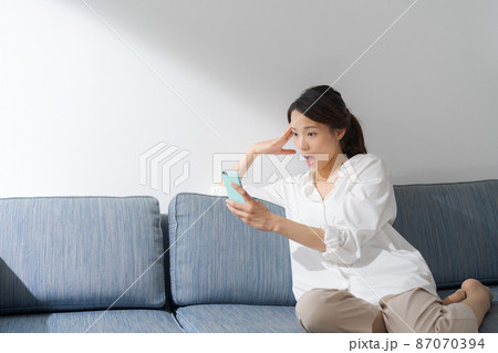 ソファに座る女性 30代 ソファに座る女性 30代 87070394