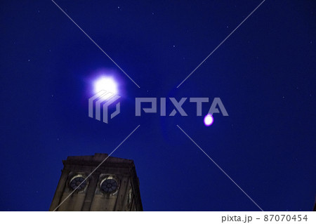 深夜の星空、夜景、夜空 87070454