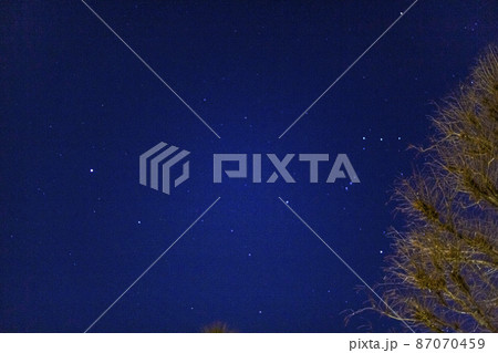 深夜の星空、夜景、夜空 87070459