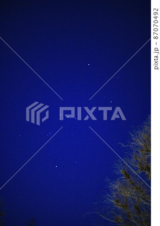 深夜の星空、夜景、夜空 87070492
