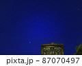 深夜の星空、夜景、夜空 87070497