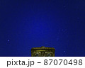 深夜の星空、夜景、夜空 87070498