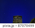 深夜の星空、夜景、夜空 87070499