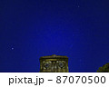 深夜の星空、夜景、夜空 87070500