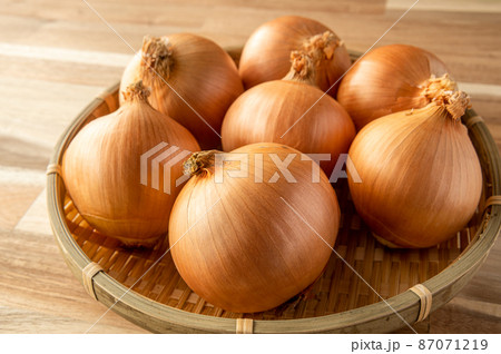 竹のザルに盛った玉ねぎ テーブルフォト 竹のザルに盛った玉ねぎ テーブルフォト 87071219