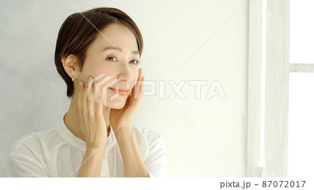 女性　ビューティー　スキンケアイメージ 87072017
