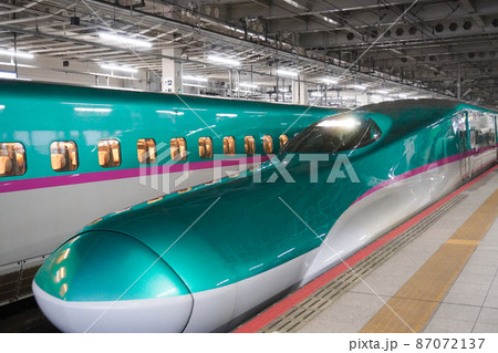 ホームに停車中の東北新幹線はやぶさ(仙台駅) ホームに停車中の東北新幹線はやぶさ(仙台駅) 87072137