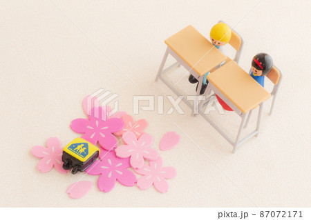 入学　入園　男の子と女の子　ミニチュア　おめでとう 87072171